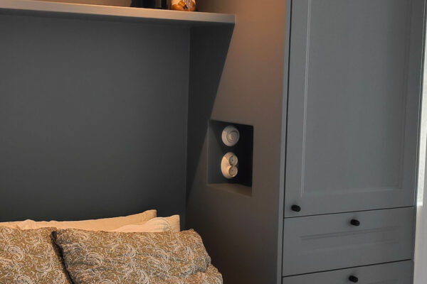 Platsbyggd garderob i sovrum – specialanpassad design