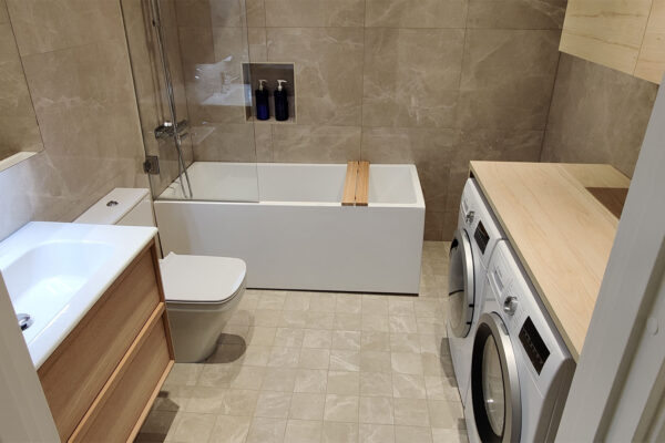 Helrenoverat badrum med badkar och duschvägg och WC